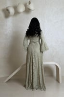 فستان دانتيل تفاحي بتفاصيل كريستال فاخرة