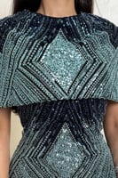 فستان تركوازي مطرّز بالترتر مع قطعة فخمة