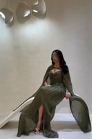 فستان أخضر لامع بتصميم فاخر وانسيابي