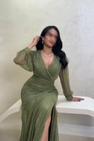 فستان دانتيل زيتي بتفاصيل كريستال وقصّة ملفوفة راق...