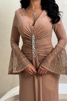 فستان ترتر نود ذهبي بأكمام شفافة مزينة بالكريستال