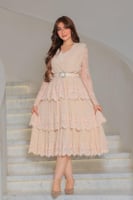 فستان دانتيل فاخر بتصميم أنثوي ناعم للمناسبات