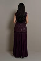 طقم بنفسجي بتصميم أنثوي انسيابي وتفاصيل زهرية ناعم...