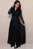 فستان أسود لامع بقصة أنثوية من مليحة