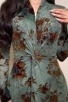 فستان زيتي غامق بنقشة زهرية مع لفّة جانبية