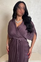 فستان موف مطوي بتصميم انسيابي وربطة خصر أنيقة