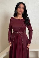 فستان عنابي بكم طويل مزين بالكريستالات