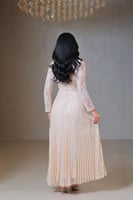 فستان أوف وايت دانتيل بكسرات ناعمة