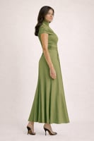 فستان اخضر مزموم بياقة مرتفعة