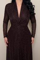 فستان بني لامع بقصة أنثوية أنيقة