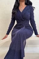 فستان كحلي لامع بتصميم لف أنيق