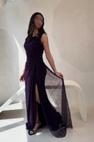 فستان سهرة بنفسجي من الدانتيل بتصميم راق