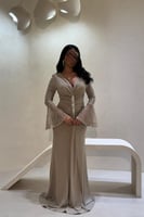 فستان سهرة ذهبي بقصة ضيقة وأكمام لامعة