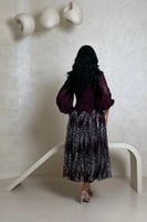 فستان بنفسجي مطرز بتفاصيل لامعة وأكمام منفوخة