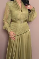 فستان أخضر عشبي بقصة خصر محددة وتفاصيل دانتيل ناعم...