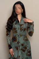 فستان زيتي غامق بنقشة زهرية مع لفّة جانبية