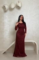 فستان سهرة عنابي مطرز بأكمام طويلة وتصميم راق