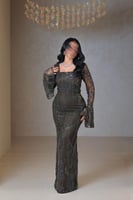 فستان زيتي غامق مطرز بالكامل بتصميم أنيق