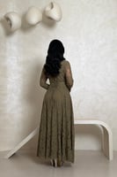 فستان دانتيل زيتي بأكمام طويلة وتفاصيل كسرات من ال...