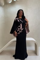 فستان أسود بطبقة علوية وتطريز وردي ناعم