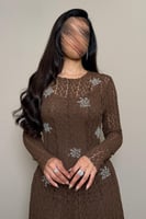 فستان بني مطرّز بتصميم أنيق من مليحة