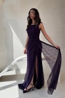 فستان سهرة بنفسجي من الدانتيل بتصميم راق