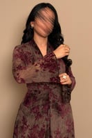 فستان بني بنقشة زهور وقصة لف أنثوية