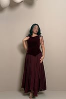 فستان سهرة خمري بتصميم أنيق ولمسة فاخرة