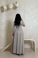 فستان رمادي فاتح بتصميم راقٍ وتفاصيل فخمة