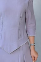 فستان فاخر يعكس سحر البساطة الممزوجة بالأناقة