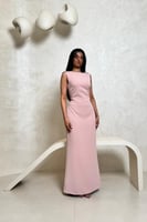 فستان وردي فاتح بتصميم ناعم بقصّة مستقيمة