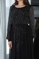 فستان طويل اسود مرصع بالفصوص اللامعة