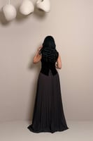 فستان بني بتفاصيل مطرزة أنيقة من مليحة