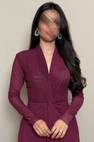 فستان بنفسجي لامع بتصميم ضيّق وأكمام طويلة