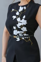 طقم أنيق مطرز بزهور بيضاء مع حزام جلد