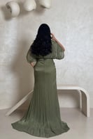 فستان زيتي بتصميم كسرات وانسيابية فاخرة