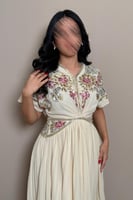 فستان سكري مطرز بتفاصيل وردية ولمسات ذهبية