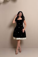 فستان مخملي كحلي قصير بتطريزات ناعمة