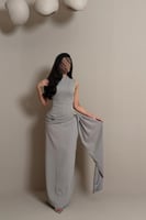 فستان رمادي بقصة مستقيمة وتفصيل جانبي ناعم