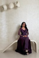 فستان بنفسجي مخملي بتصميم ضيّق وانسيابية فاخرة