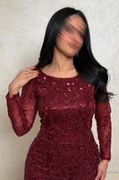 فستان سهرة عنابي مطرز بأكمام طويلة وتصميم راق