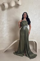 فستان زيتي لامع بتفصيلة كريستالية فاخرة