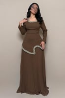 فستان بني بقصة خصر محددة وتفاصيل كريستال أنيقة