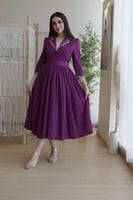 فستان كريب أنيق بفصوص ناعمة على الياقة والأكمام