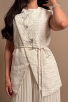 طقم سكري بتصميم أنثوي انسيابي وتفاصيل زهرية ناعمة