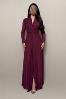 فستان بنفسجي لامع بتصميم ضيّق وأكمام طويلة