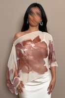 فستان بيج بطبعات فنية مع شيفون انسيابي