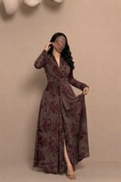 فستان بني بنقشة زهور وقصة لف أنثوية