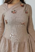 فستان إليجانس كلاسيك يجمع بين الرقي والبساطة