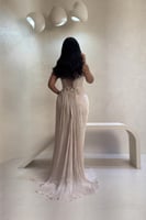 فستان أوف وايت فاتح بتصميم مكسر بدون أكمام